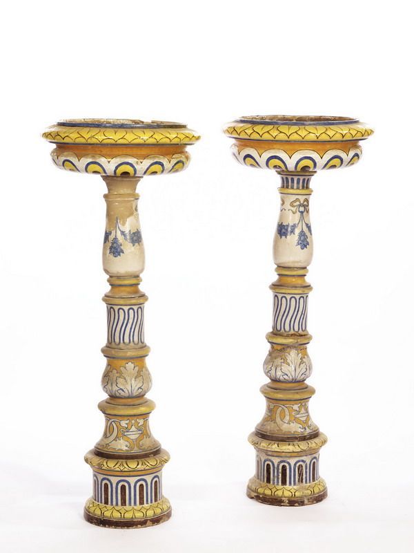 Par de fuentes de mayólica. Época 1800.